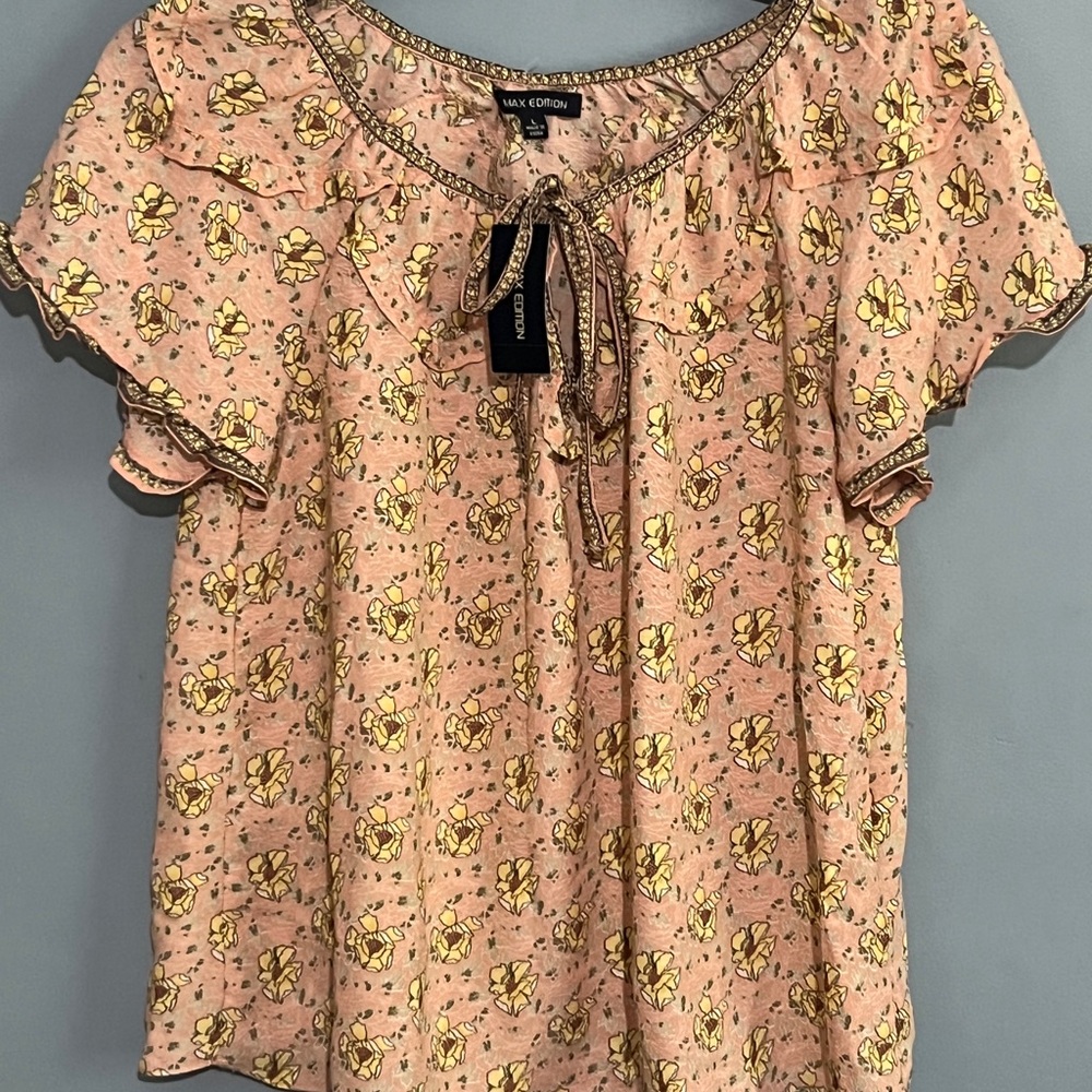 SELLING MAX EDITION BLOUSE 👚 FOR WOMEN SIZE L FLORAL COLOR SHORT SLEEVE NWOT